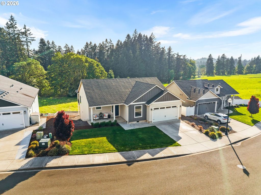 826 W GOLDEN EAGLE Dr, La Center, WA 98629