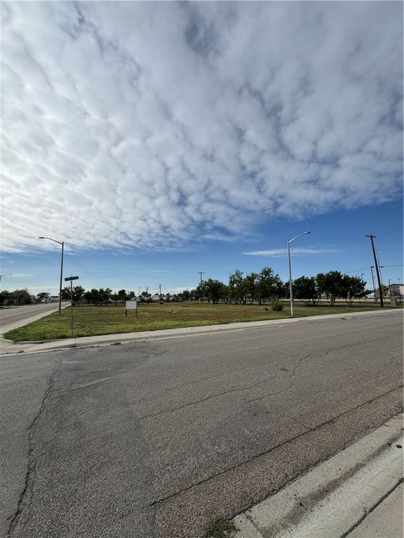 705 W 3RD ST, Hardin, MT 59034 photo 4