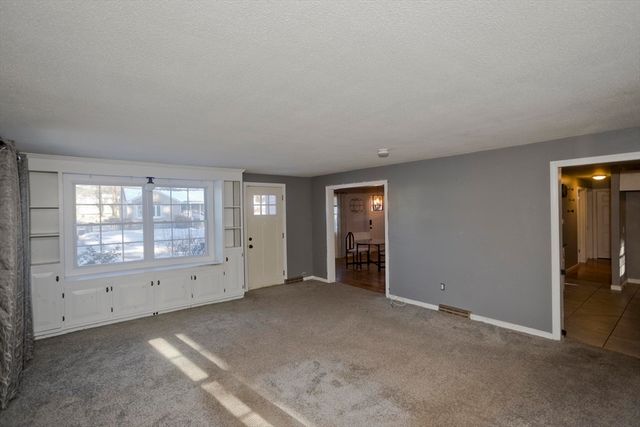 37 Middlebrook Dr, Springfield, MA 01129