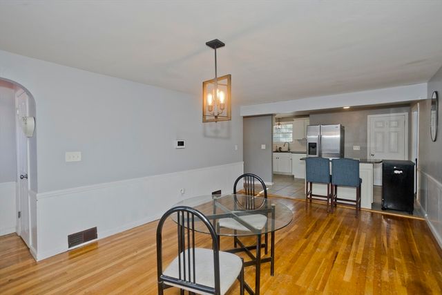 37 Middlebrook Dr, Springfield, MA 01129