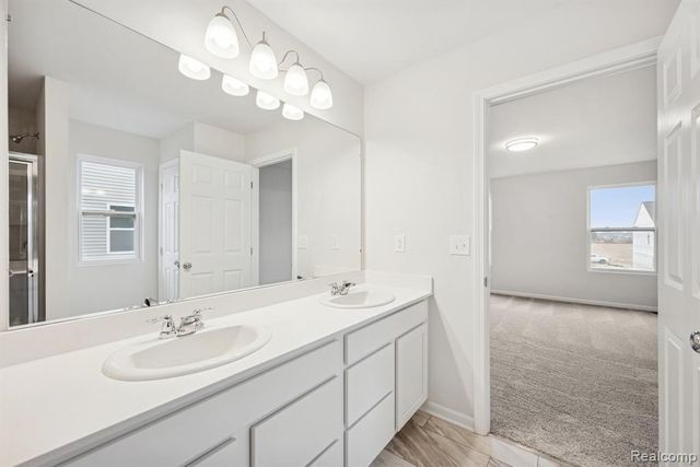 707 Knollwood Bend, Chelsea, MI 48118
