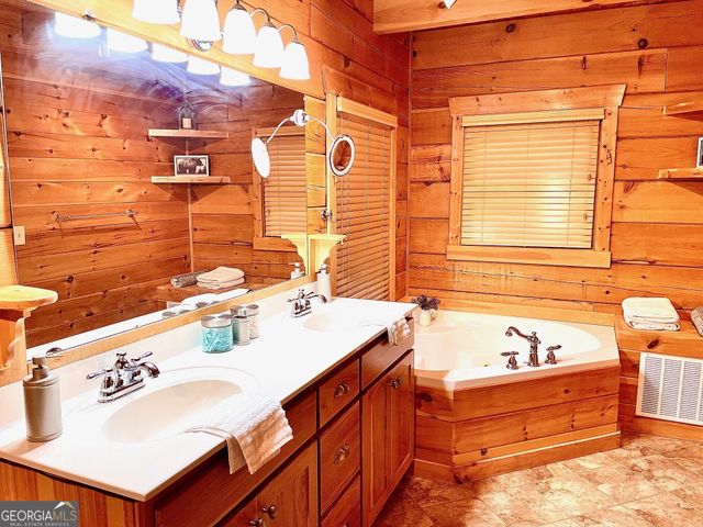 6341 W Laurel Lane, Young Harris, GA 30582