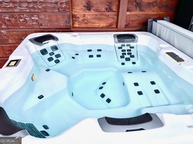 6341 W Laurel Lane, Young Harris, GA 30582