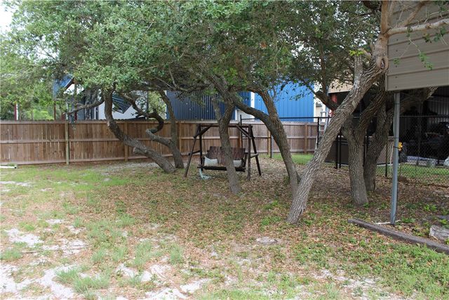 703 N Verne St, Rockport, TX 78382