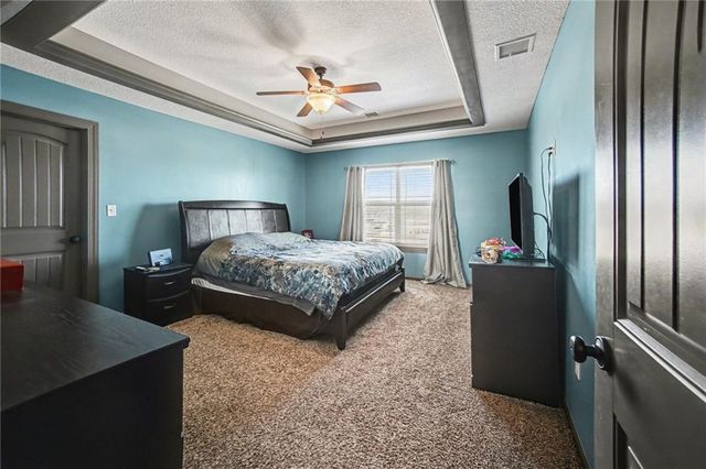 1058 SW Conch Way, Lee's Summit, MO 64064