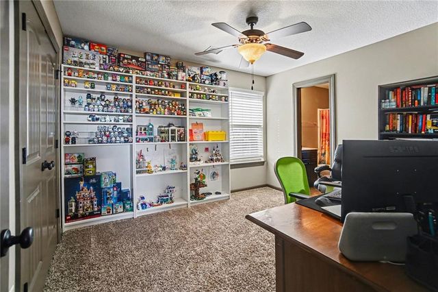 1058 SW Conch Way, Lee's Summit, MO 64064