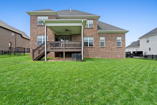 1005 Keeneland Dr, Gallatin, TN 37066