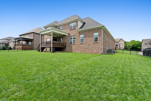 1005 Keeneland Dr, Gallatin, TN 37066