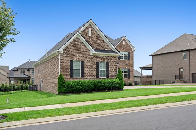 1005 Keeneland Dr, Gallatin, TN 37066