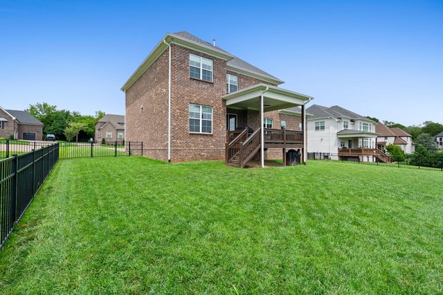 1005 Keeneland Dr, Gallatin, TN 37066