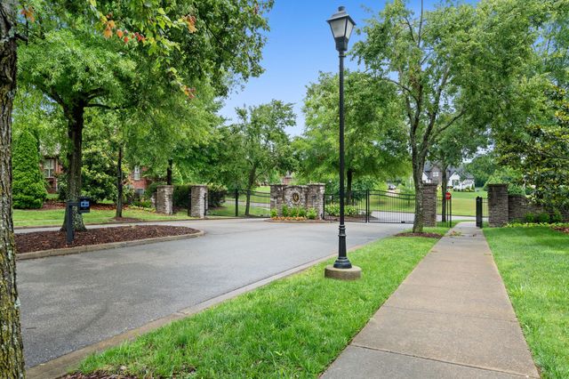 1005 Keeneland Dr, Gallatin, TN 37066
