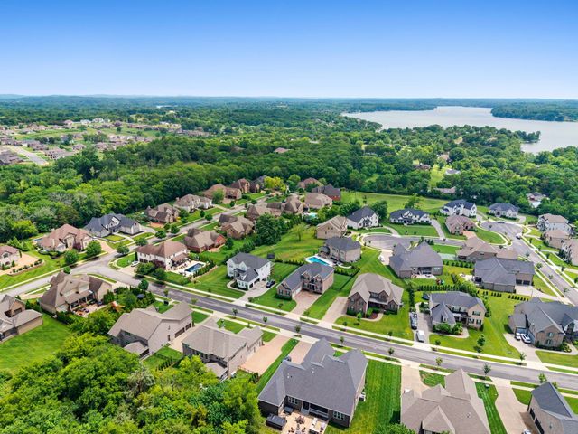 1005 Keeneland Dr, Gallatin, TN 37066