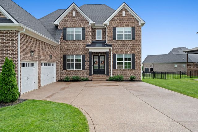 1005 Keeneland Dr, Gallatin, TN 37066