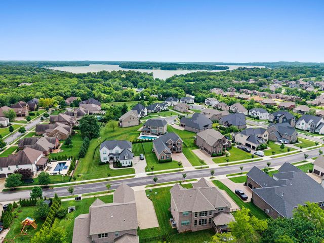 1005 Keeneland Dr, Gallatin, TN 37066