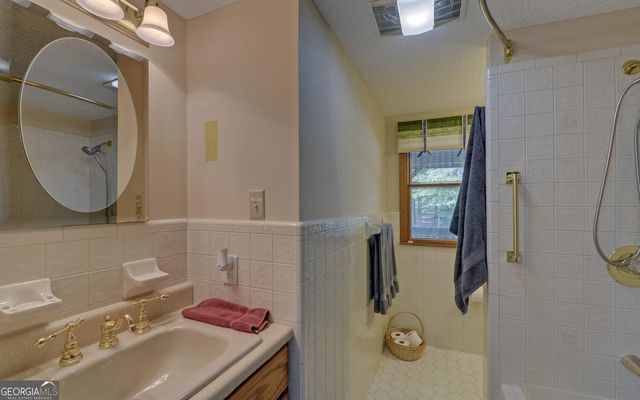 396 Greenleaf Drive, Lavonia, GA 30553