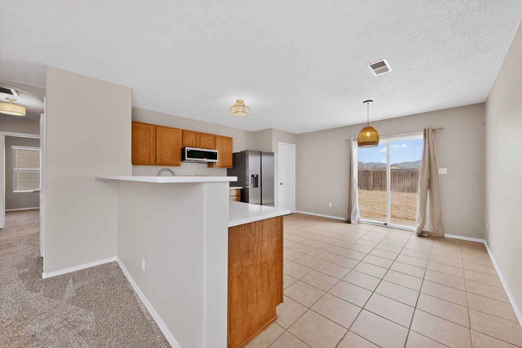 Image 10 of property listing at 15 Tome Vista Drive, Los Lunas, NM 87031