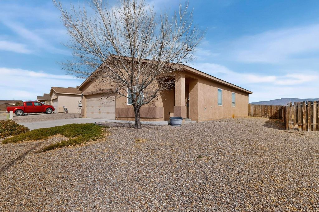 Image 4 of property listing at 15 Tome Vista Drive, Los Lunas, NM 87031