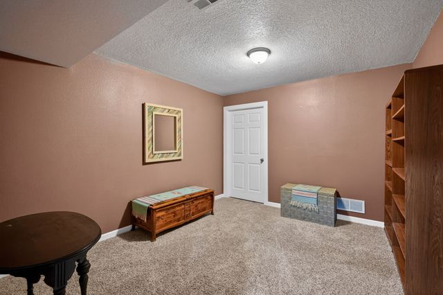 5833 NW 50th Street, Johnston, IA 50131