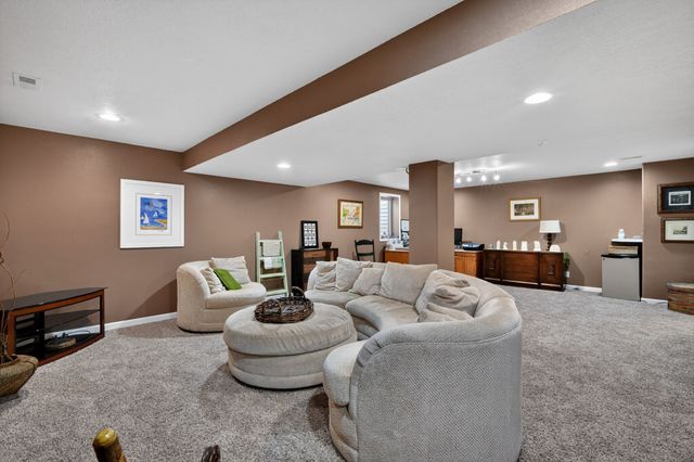 5833 NW 50th Street, Johnston, IA 50131