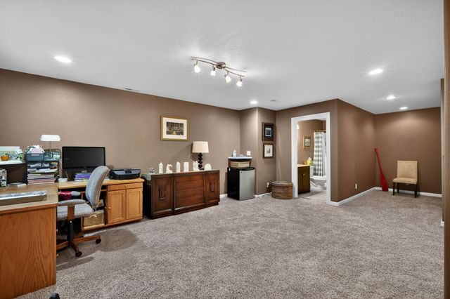 5833 NW 50th Street, Johnston, IA 50131