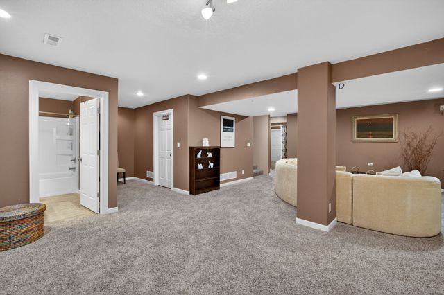 5833 NW 50th Street, Johnston, IA 50131