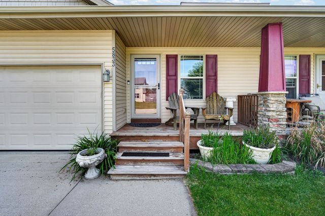5833 NW 50th Street, Johnston, IA 50131