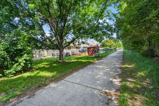 5833 NW 50th Street, Johnston, IA 50131