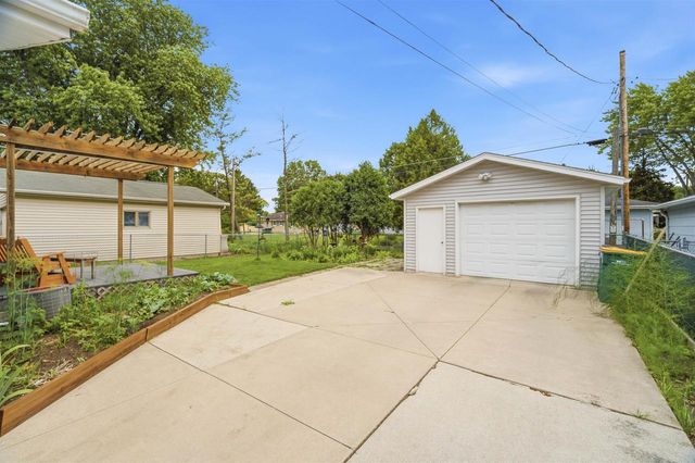 590 E 10TH STREET, Fond Du Lac, WI 54935