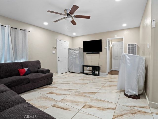 2404 Roxbury Dr, San Bernardino, CA 92404