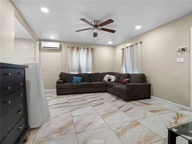 2404 Roxbury Dr, San Bernardino, CA 92404