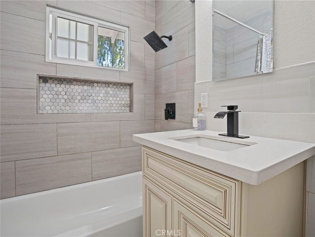 2404 Roxbury Dr, San Bernardino, CA 92404