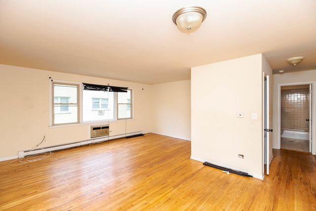2007 W Touhy Avenue 207, Chicago, IL 60645