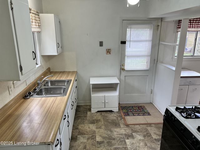 3122 Commander Dr, Louisville, KY 40220