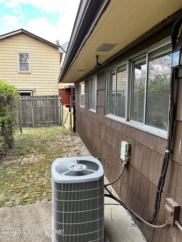 3122 Commander Dr, Louisville, KY 40220