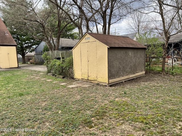 3122 Commander Dr, Louisville, KY 40220