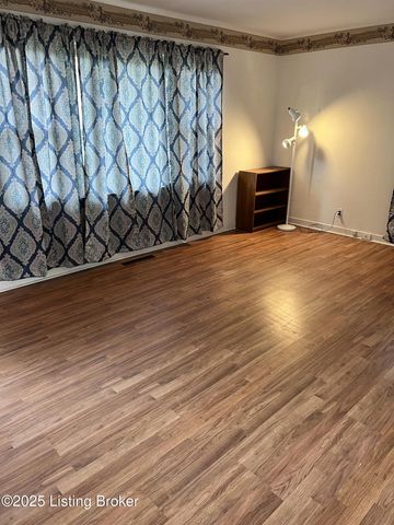 3122 Commander Dr, Louisville, KY 40220