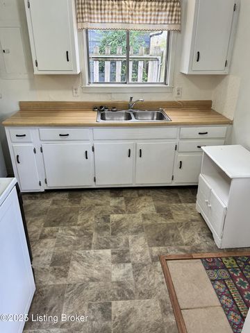 3122 Commander Dr, Louisville, KY 40220