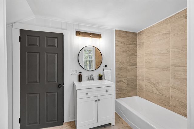 42 Washington St, Monson, MA 01057