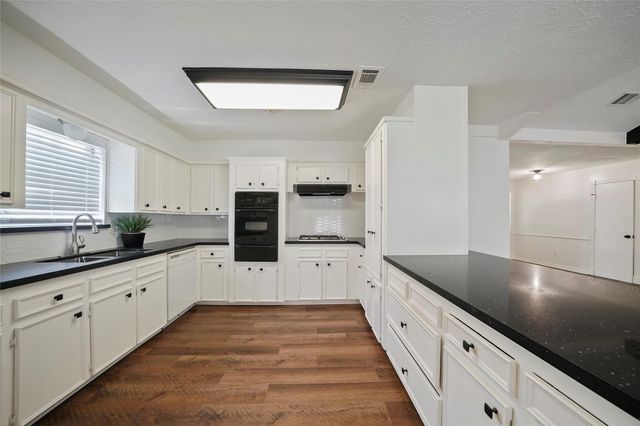 719 Thornwood Drive, Shenandoah, TX 77381