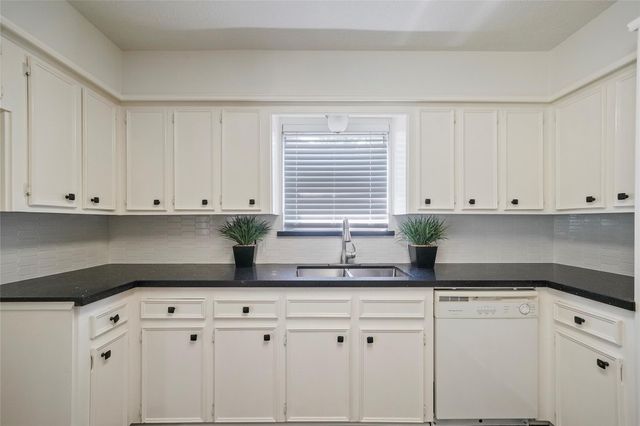 719 Thornwood Drive, Shenandoah, TX 77381