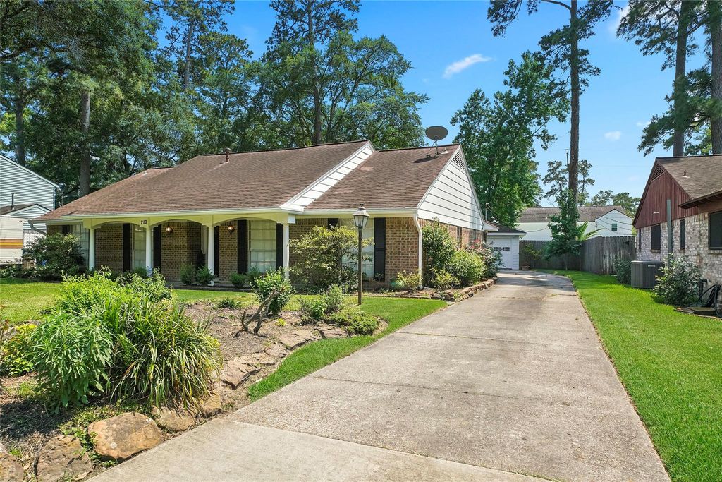 719 Thornwood Drive, Shenandoah, TX 77381