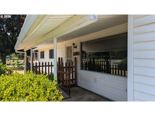 3203 17TH Ave, Forest Grove, OR 97116