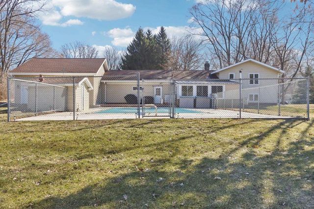 S9061 Meadowdale Road, Prairie Du Sac, WI 53578