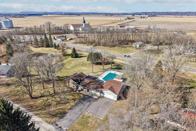 S9061 Meadowdale Road, Prairie Du Sac, WI 53578