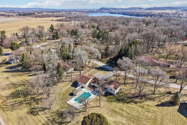S9061 Meadowdale Road, Prairie Du Sac, WI 53578