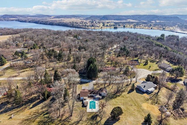 S9061 Meadowdale Road, Prairie Du Sac, WI 53578