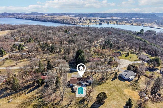 S9061 Meadowdale Road, Prairie Du Sac, WI 53578