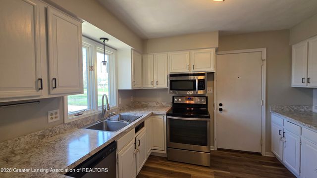 2105 Briarhill Drive, Lansing, MI 48917