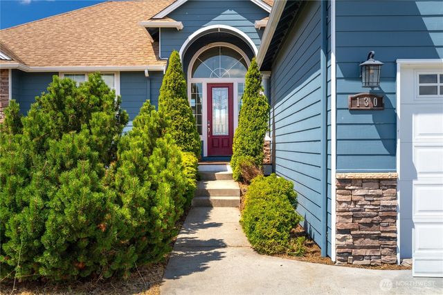 130 W Crescent Harbor Road, Oak Harbor, WA 98277