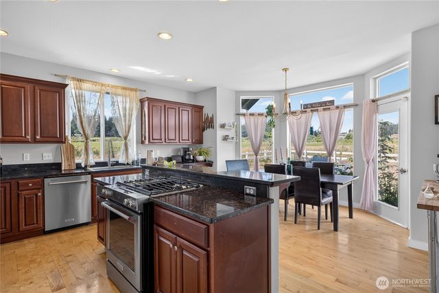 130 W Crescent Harbor Road, Oak Harbor, WA 98277